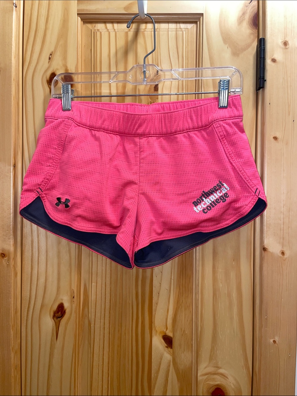 Under Armour Semi-Fittes Heat Gear Hot Pink Shorts (size Small)